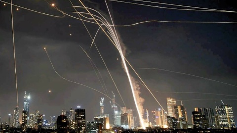 نیازمند بازسازی ملی هستیم