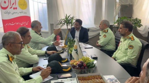 حضور فرمانده انتظامی استان قم و معاونین در دفتر نمایندگی روزنامه ایران به مناسبت روز خبرنگار