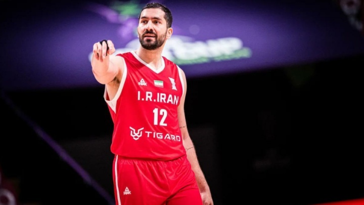 مصدومیت آرمان زنگنه در دیدار با ژاپن/ او به بیمارستان منتقل شد