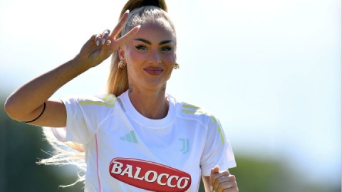 آرایشم کسی را ناراحت می‌کند؟ پس بیش‌تر می‌زنم!