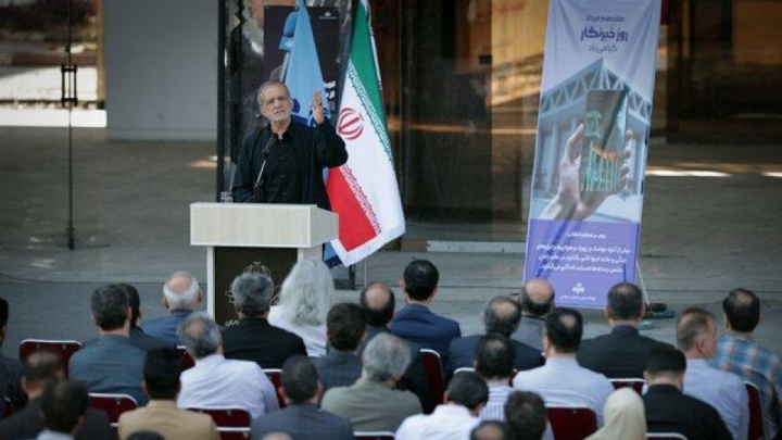 پزشکیان: خبرنگاران در جنگ ۱۲ روزه، آب پاکی را روی دست جنایتکاران ریختند