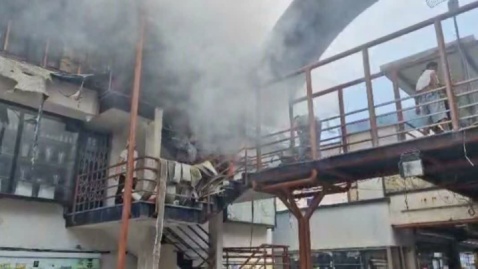 وقوع حریق در مجتمع تجاری کاسپین انزلی؛ آتش‌نشانان در تلاش هستند