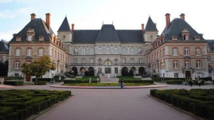 هنرمندان ایرانی از ویترین سیته پاریس حذف نشده‌اند