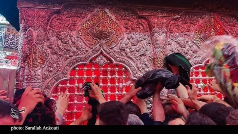 گزارش تصویری/ حرم امام حسین (ع) در آستانه اربعین؛ دریای اشک و زمزمه عاشقان