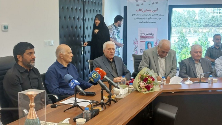 دبیر: زندگی‌نامه قهرمانان الگویی برای نسل‌های آینده است