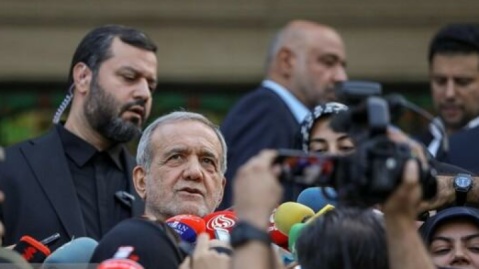 پزشکیان: خبرنگاران به رفع شکاف‌های اجتماعی کمک کنند