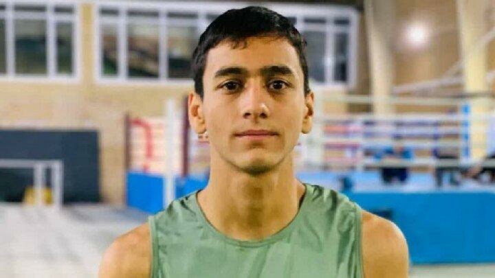 طلای بوکس بر گردن قهرمان قمی