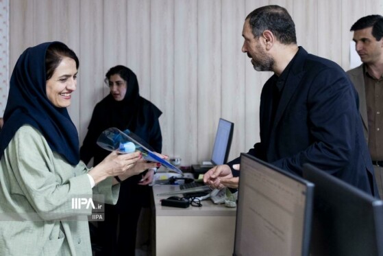 بازدید رئیس شورای عالی استانها از روزنامه ایران