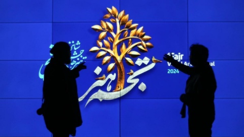 این درخت سرو هرگز کمر خم نکرد