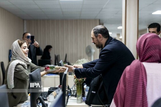 بازدید رئیس شورای عالی استانها از روزنامه ایران