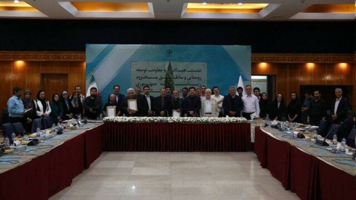 روستاییان باید به گرانیگاه توسعه برگردند