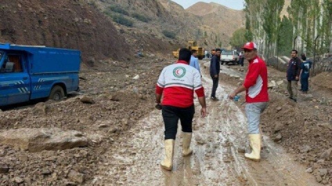 سیلاب در جاده‌ها و معابر مهدیشهر جاری شد/ نجات جان ۱۲۰ نفر