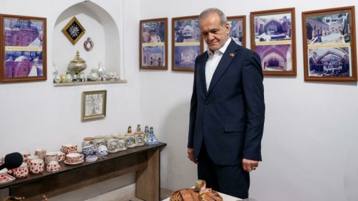 بازدید رئیس جمهور از مسجد کبود ایروان و اقامه نماز با نمازگزاران