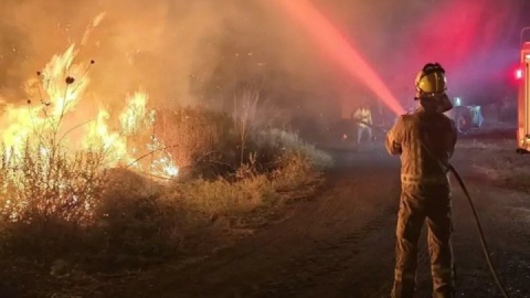 عملیات اطفای حریق انبار مواد نفتی و روغنی همچنان ادامه دارد