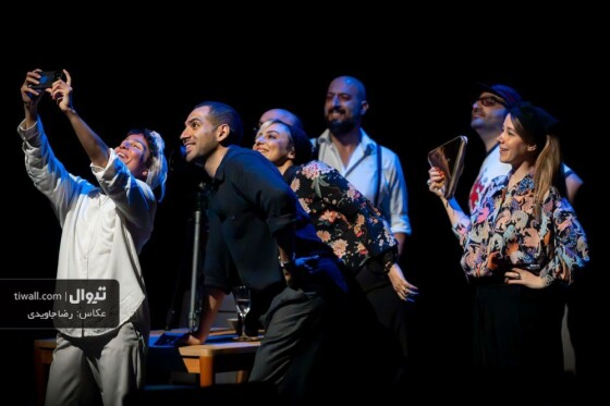 نمایش «نیمه تاریک ماه» به کارگردانی داوود بنی اردلان حکایت چند زوج جوان است که برای شام دور هم جمع می شوند. این اثر سعی دارد به روابط انسانی امروزی و نحوه مواجهه آدم‌ها با یکدیگر بپردازد. این نمایش اقتباسی از فیلم ایتالیایی «غریبه‌های تمام عیار» می باشد. این اثر در پردیس تئاتر شهرزاد بر روی صحنه است.