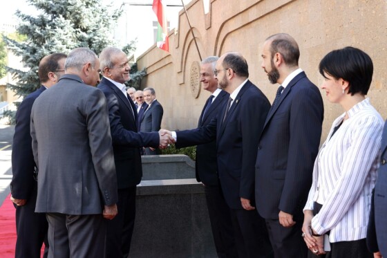 استقبال رسمی نخست وزیر ارمنستان از رئیس جمهور