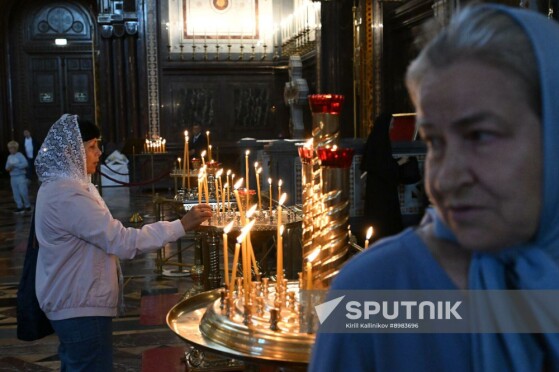 مؤمنان در مراسم مذهبی به مناسبت عید تجلی خداوند در کلیسای جامع مسیح منجی در مسکو، روسیه شرکت می‌کنند.