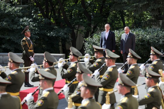 استقبال رسمی نخست وزیر ارمنستان از رئیس جمهور