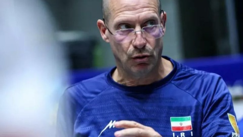 همه گوش به فرمان یک نفر