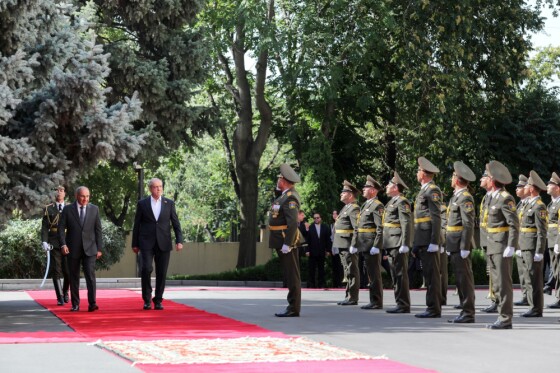 استقبال رسمی نخست وزیر ارمنستان از رئیس جمهور