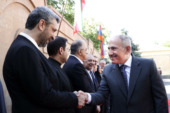 استقبال رسمی نخست وزیر ارمنستان از رئیس جمهور