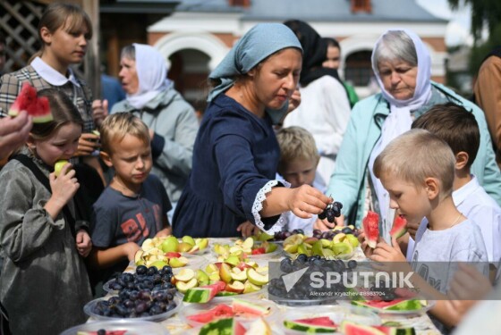 مؤمنان در جشن تجلی خداوند در کلیسای جامع تجلی در بردسک، منطقه نووسیبیرسک، روسیه، میوه می‌خورند.