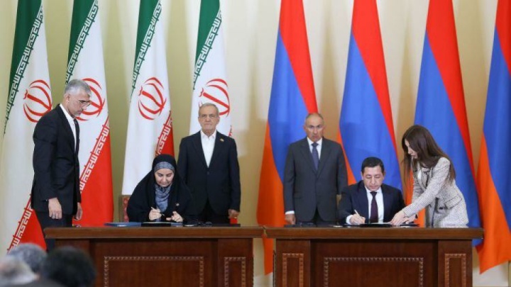 امضای یک بیانیه مشترک و ۱۰ تفاهم نامه و سند همکاری میان تهران و ایروان