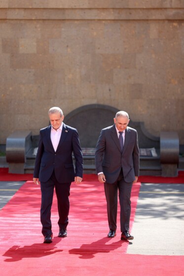 استقبال رسمی نخست وزیر ارمنستان از رئیس جمهور