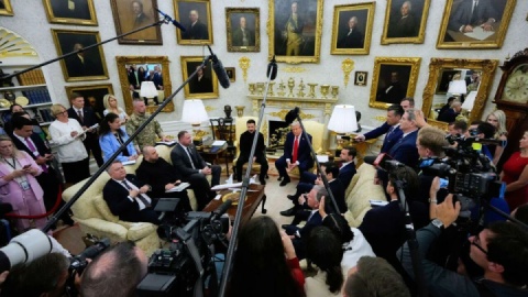 چانه‌زنی برای صلح با سیاست تغییر لباس و تشکر