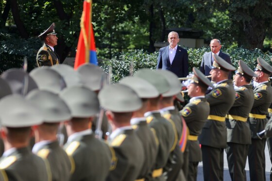 استقبال رسمی نخست وزیر ارمنستان از رئیس جمهور