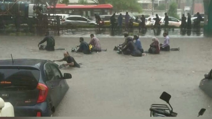 سیل در کراچی؛ باران بی‌وقفه زندگی را فلج کرد