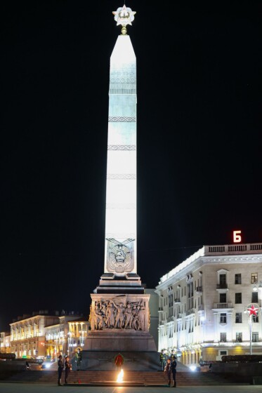 ادای احترام به بنای یادبود سرباز وطن