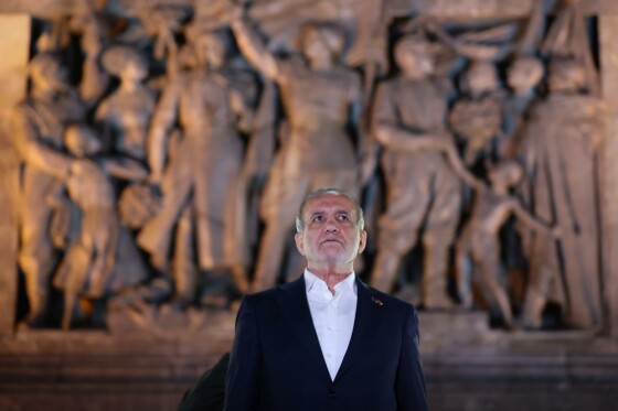 ادای احترام به بنای یادبود سرباز وطن