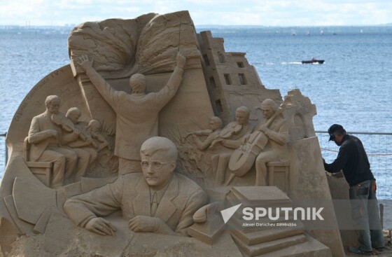 یک هنرمند در جشنواره شهر مجسمه‌های شنی در ساحل پارک سیصدمین سالگرد در سن پترزبورگ، روسیه شرکت می‌کند.