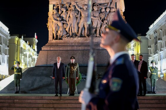 ادای احترام به بنای یادبود سرباز وطن