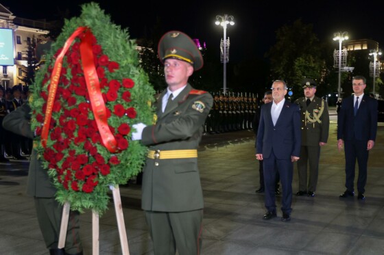 ادای احترام به بنای یادبود سرباز وطن