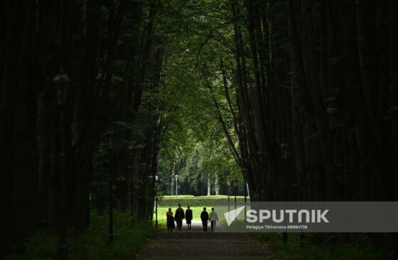 مردم از یک روز تابستانی در موزه-ذخیره‌گاه کوشکوو در مسکو، روسیه، لذت می‌برند.