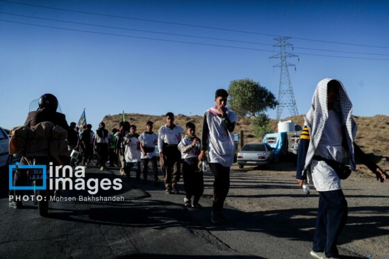 زائران پیاده در راه مشهد الرضا(ع)