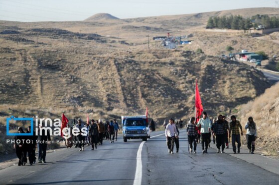 زائران پیاده در راه مشهد الرضا(ع)