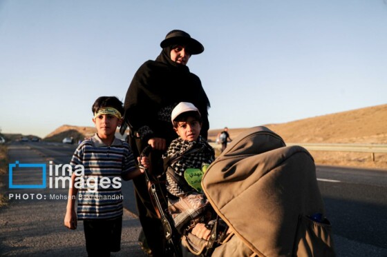 زائران پیاده در راه مشهد الرضا(ع)