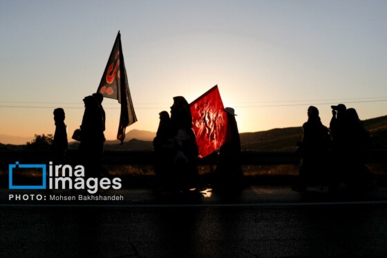 زائران پیاده در راه مشهد الرضا(ع)