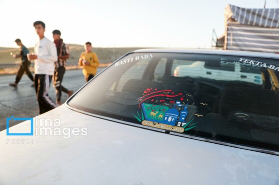 زائران پیاده در راه مشهد الرضا(ع)