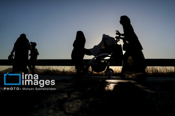 زائران پیاده در راه مشهد الرضا(ع)