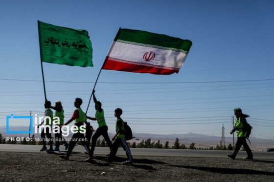 زائران پیاده در راه مشهد الرضا(ع)