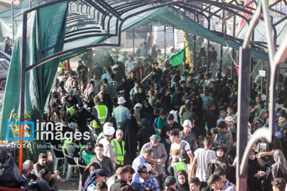 زائران پیاده در راه مشهد الرضا(ع)