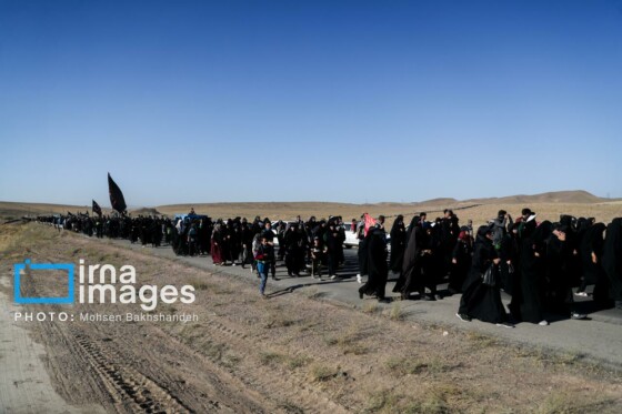 زائران پیاده در راه مشهد الرضا(ع)