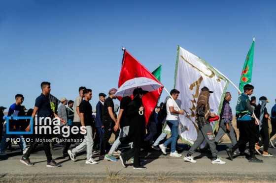 زائران پیاده در راه مشهد الرضا(ع)