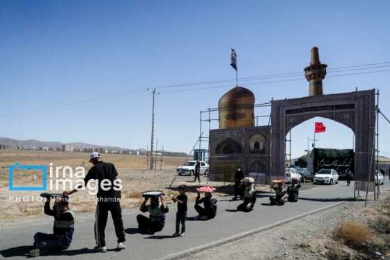 زائران پیاده در راه مشهد الرضا(ع)