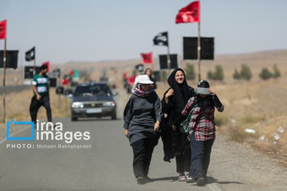 زائران پیاده در راه مشهد الرضا(ع)