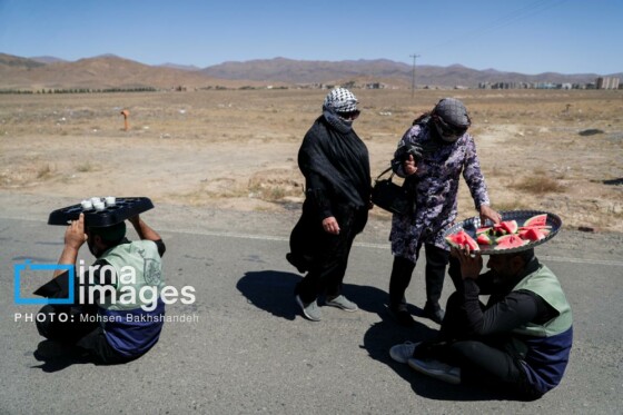 زائران پیاده در راه مشهد الرضا(ع)